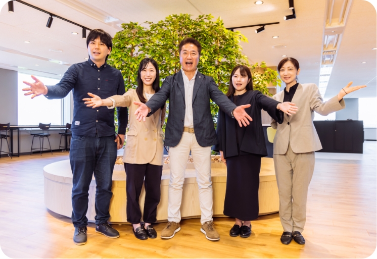 社員とオフィスの画像