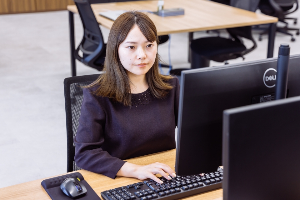 インタビュー・勤務中の画像