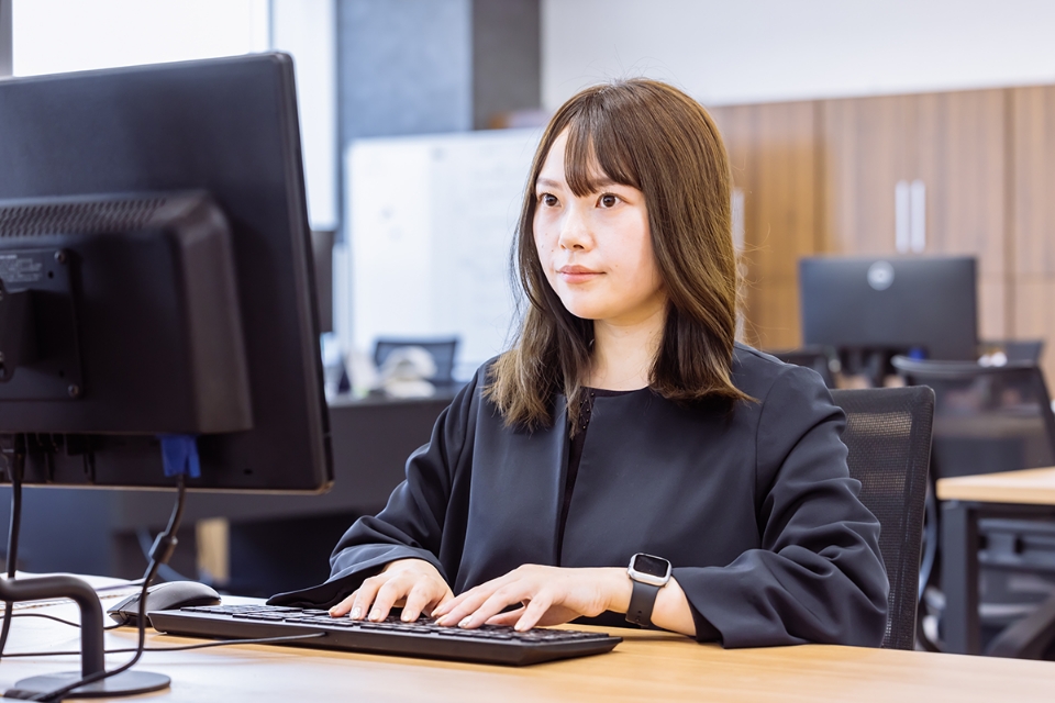 インタビュー・勤務中の画像