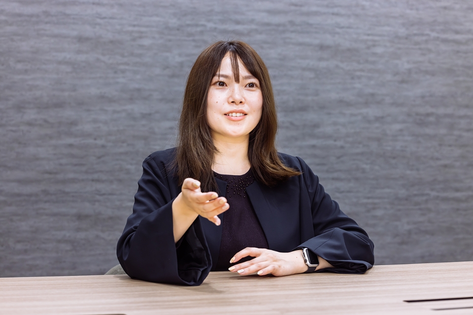 インタビュー・勤務中の画像