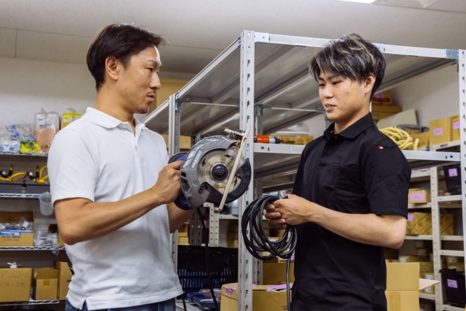 インタビュー・勤務中の画像