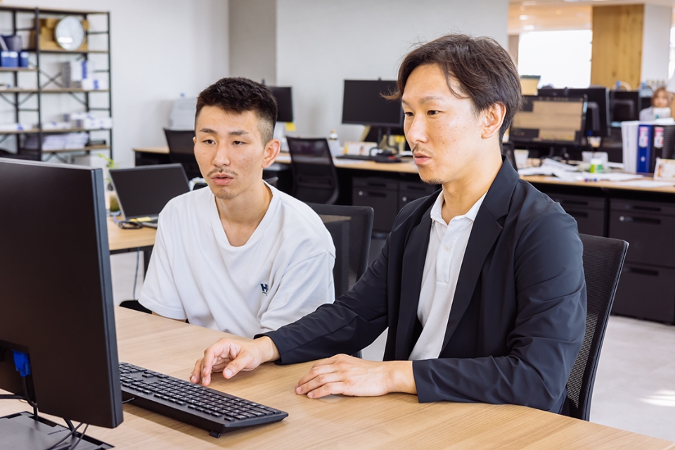 インタビュー・勤務中の画像